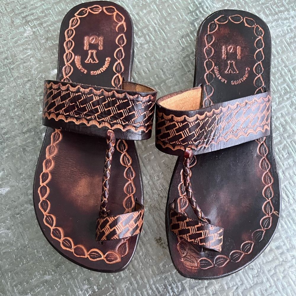 Y GENUINE LEATHER FLIP FLOPS - size 7